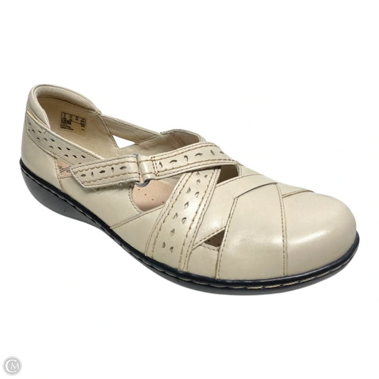 Shoes Flats By Clarks In Cream, Size: 7.5