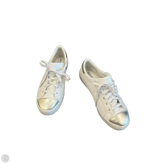Shoes Sneakers By Skechers In White, Size: 9.5