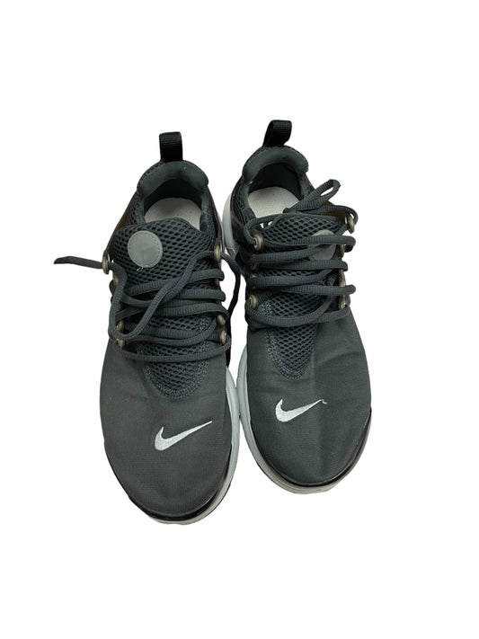 Black & Grey Shoes Sneakers Nike, Size 6Y