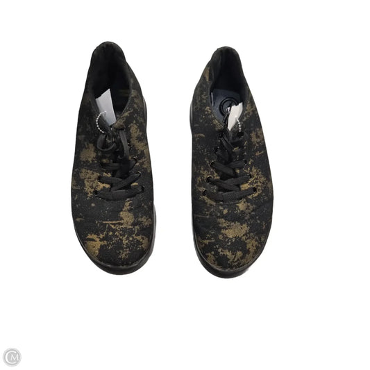 Shoes Sneakers By Cmc In Black, Size: 7