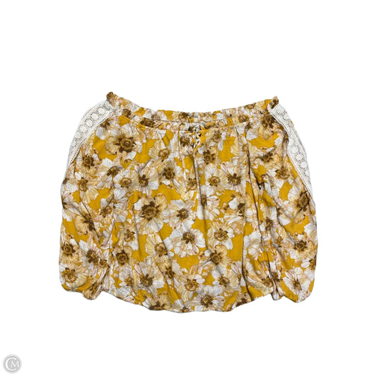Top Short Sleeve By Maurices In Yellow, Size: 1x