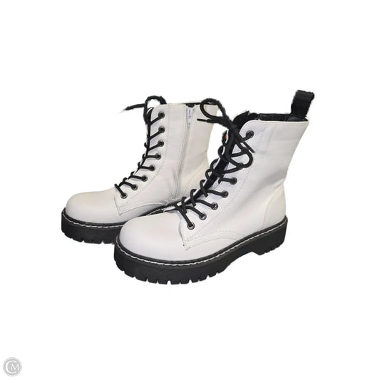 Boots Ankle Flats By Cme In White, Size: 7
