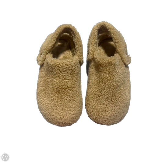 Shoes Flats By Crocs In Beige, Size: 9
