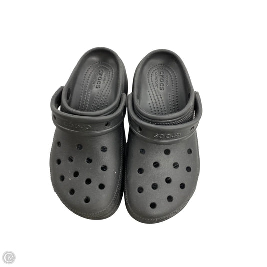 Shoes Flats By Crocs In Black, Size: 6