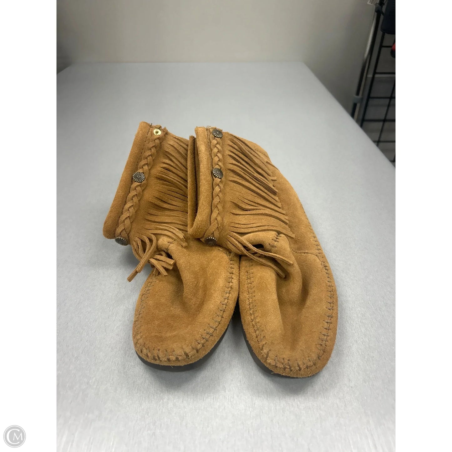 Shoes Flats By Minnetonka In Tan, Size: 8
