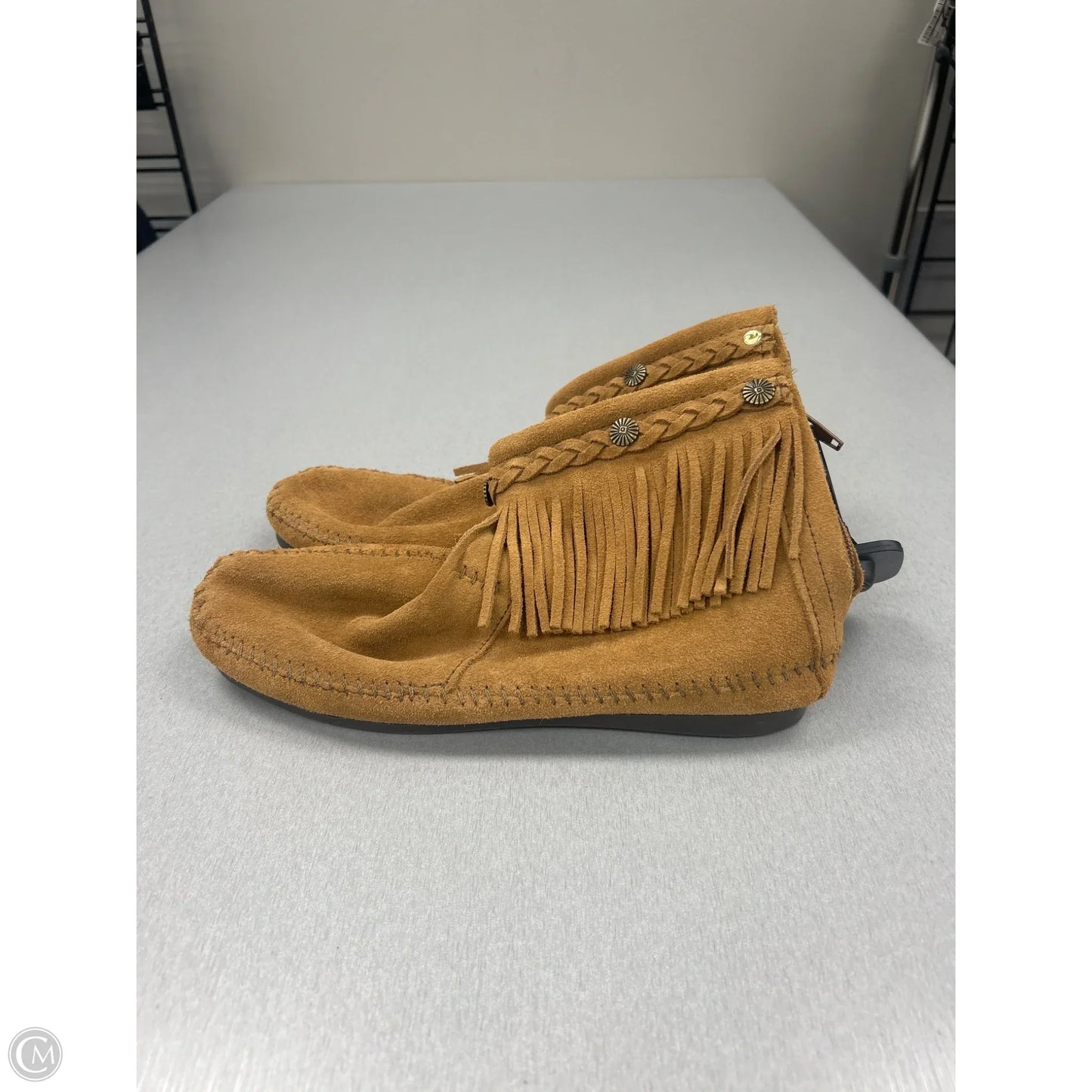 Shoes Flats By Minnetonka In Tan, Size: 8