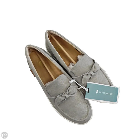 Shoes Flats By Cmc In Grey, Size: 9