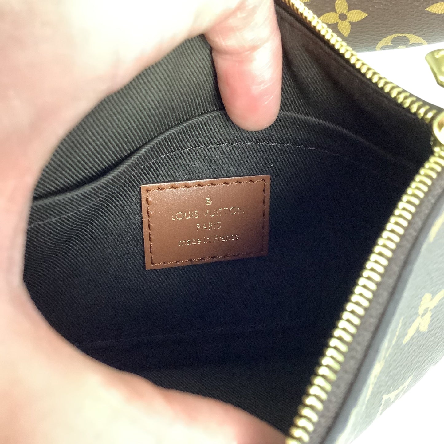 Handbag Luxury Designer By Louis Vuitton, Size: Large