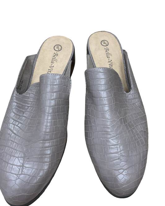 Shoes Flats By Clothes Mentor In Grey, Size:11