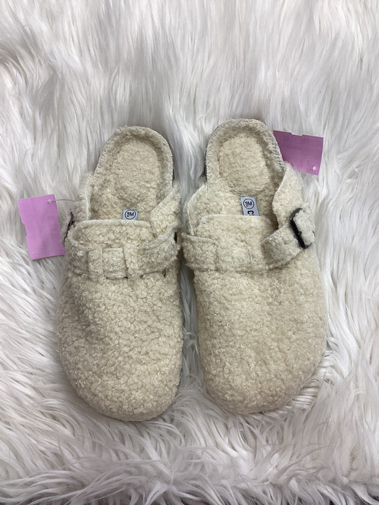 Sandals Flats By Cushionaire In Cream, Size:9