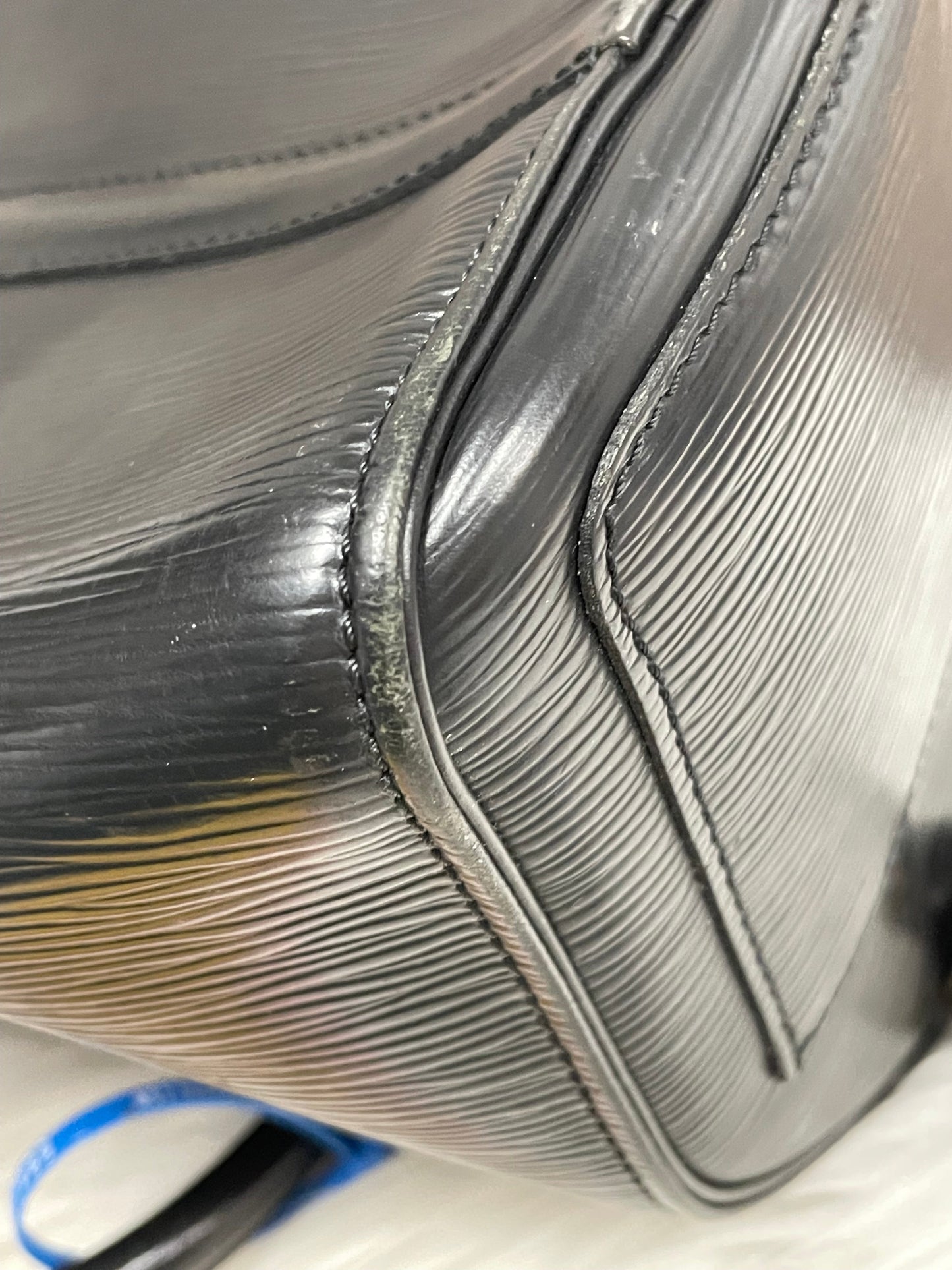 Handbag Luxury Designer By Louis Vuitton, Size: Medium