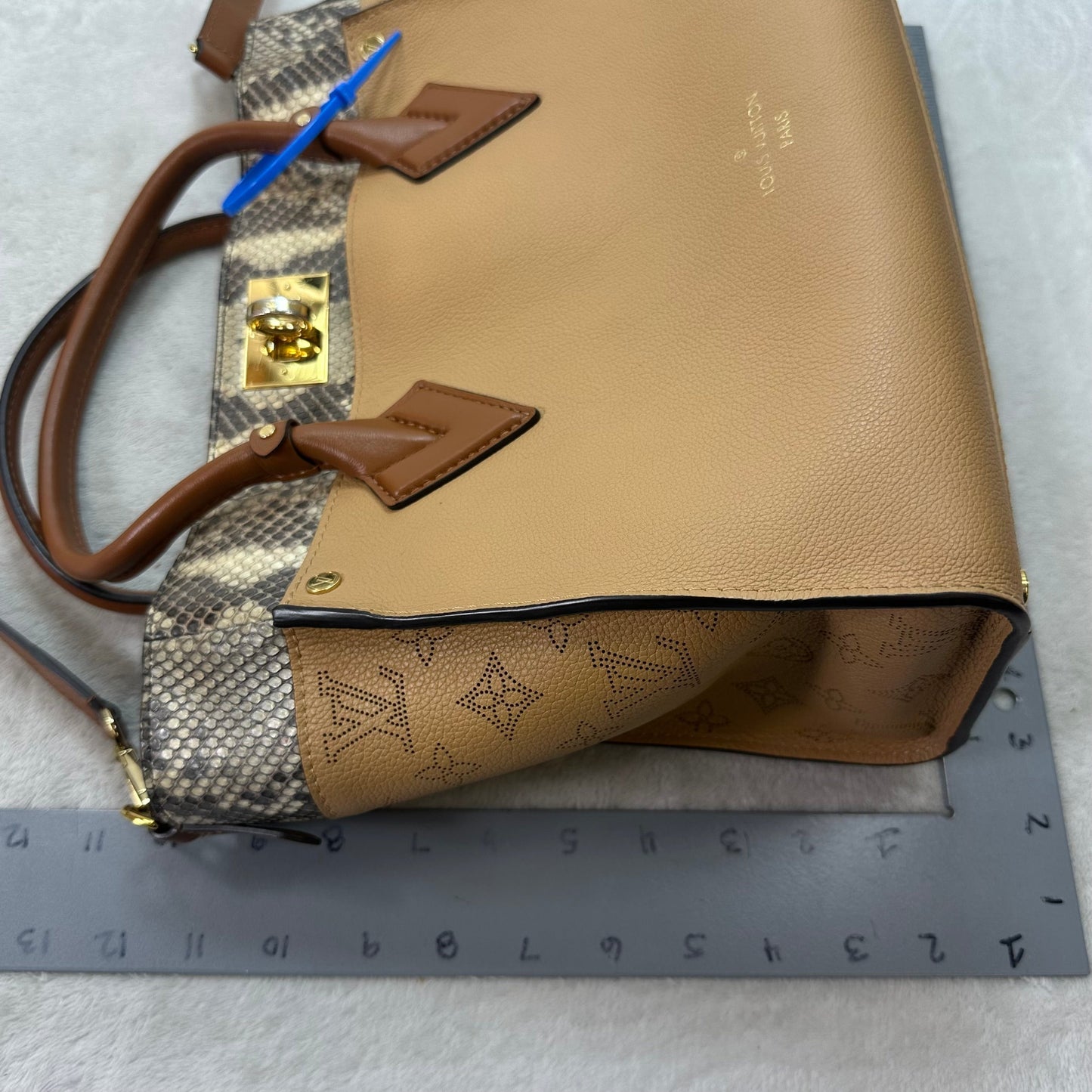 Handbag Luxury Designer By Louis Vuitton, Size: Medium