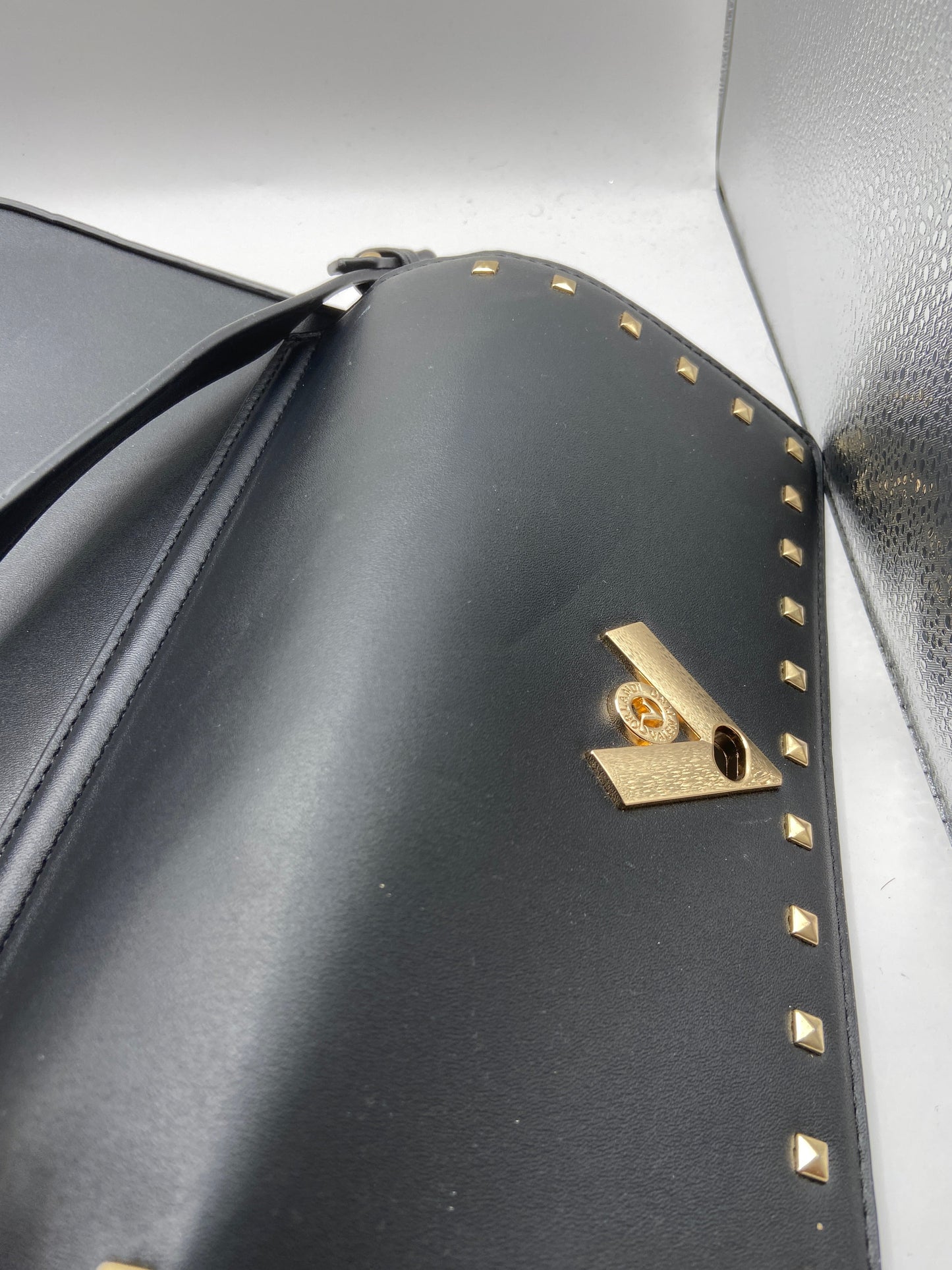 Handbag By Clothes Mentor, Size: Medium