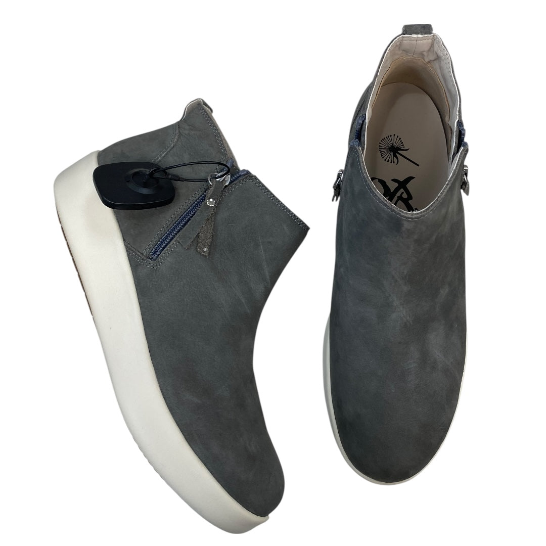 Shoes Sneakers By Otbt In Grey & White, Size:9.5