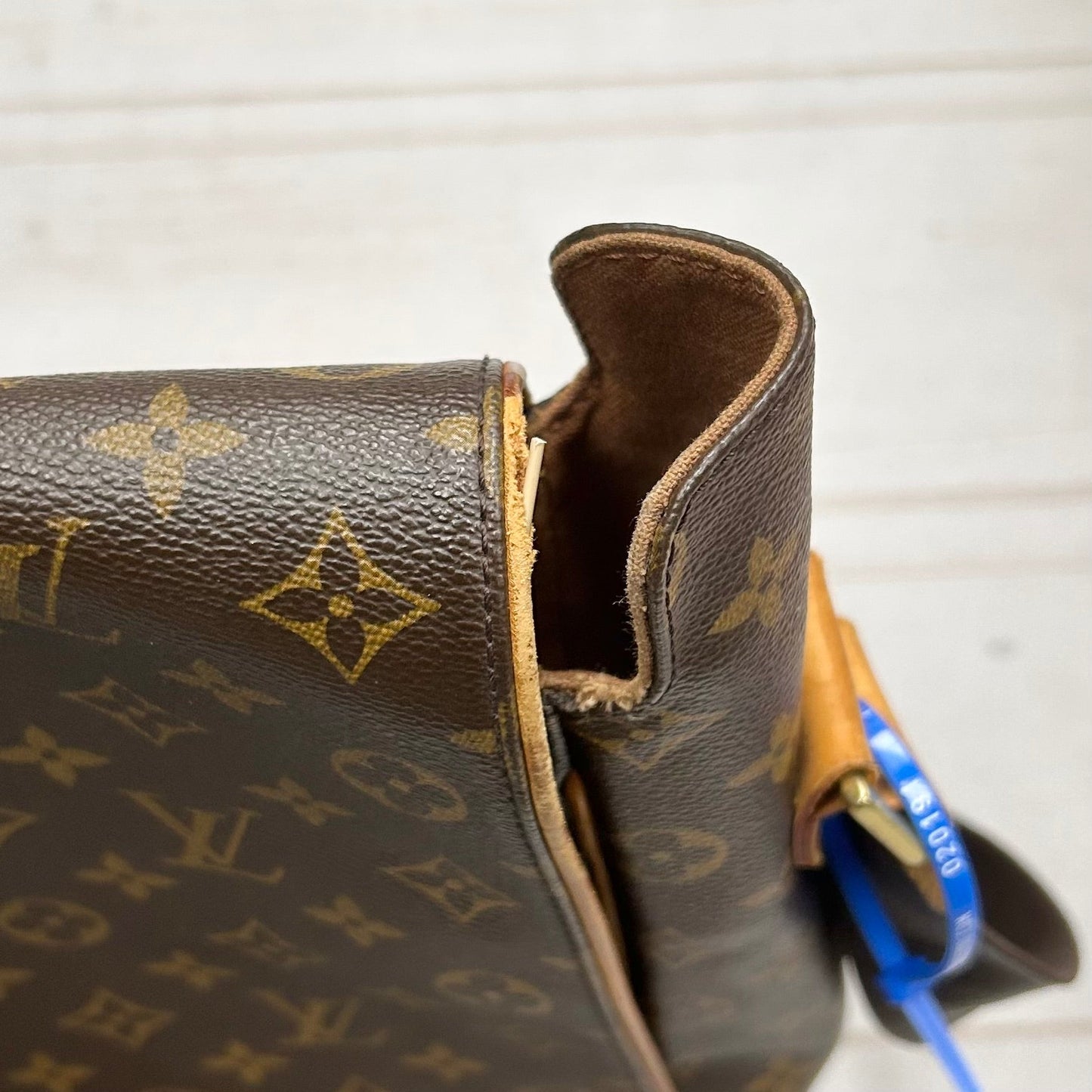 Crossbody Luxury Designer By Louis Vuitton, Size: Medium