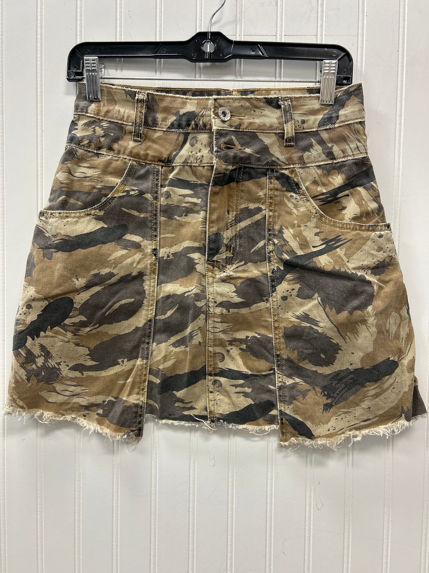 Skirt Mini & Short By Pol In Camouflage Print, Size:M