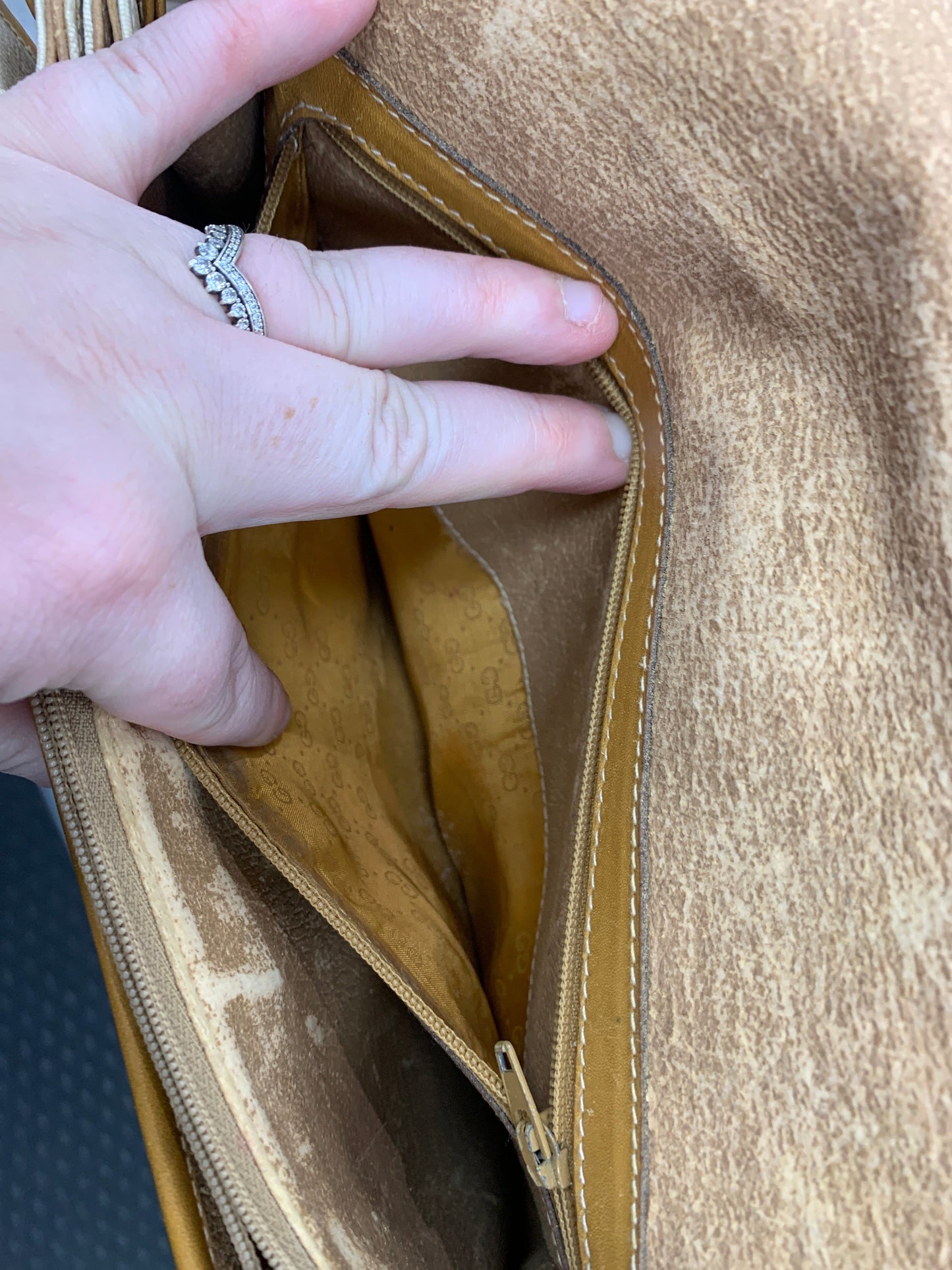 Crossbody Luxury Designer By Gucci, Size: Medium