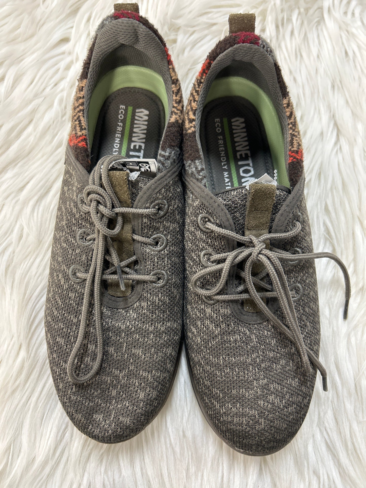 Shoes Sneakers By Minnetonka In Taupe, Size:8