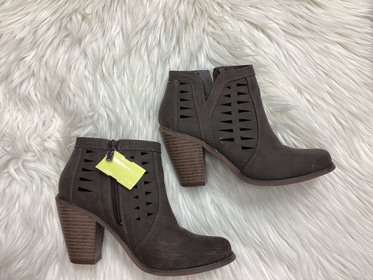 Boots Ankle Heels By Clothes Mentor In Taupe, Size:8.5