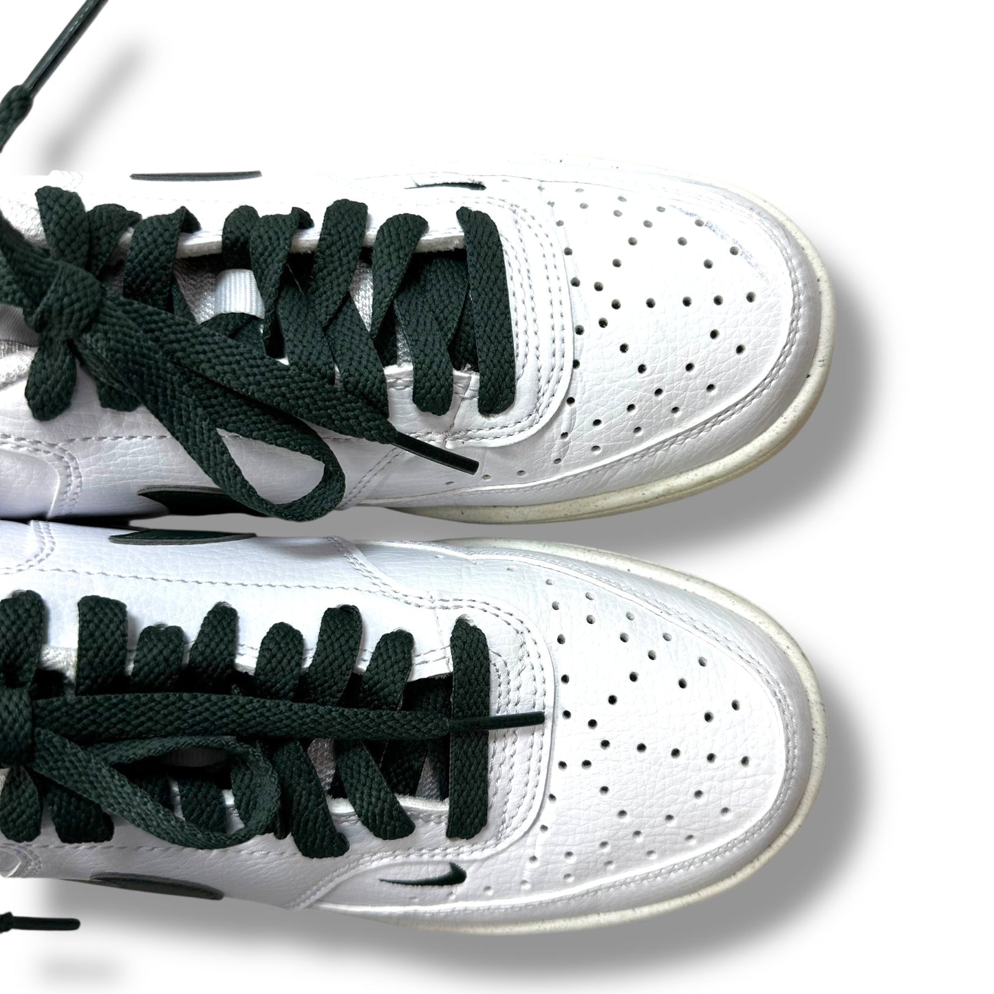 Shoes Sneakers By Nike In White, Size: 6.5