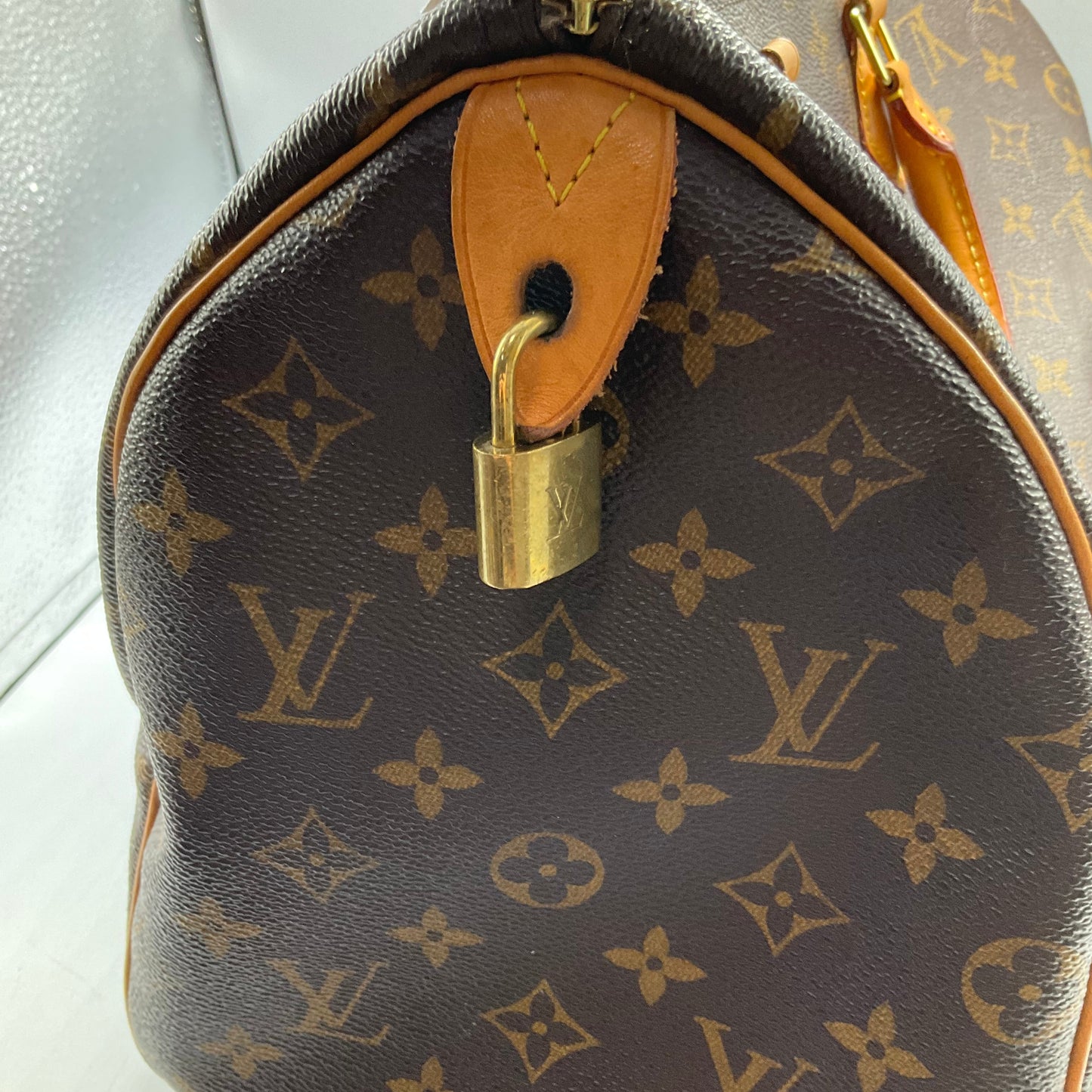 Handbag Luxury Designer By Louis Vuitton, Size: Medium