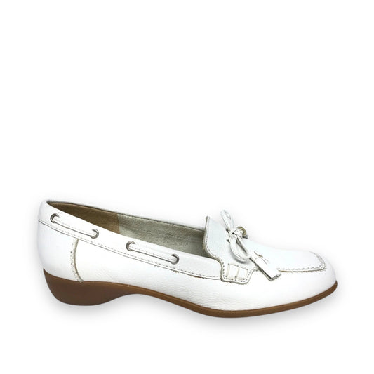 Shoes Flats By Cma In White, Size: 6.5
