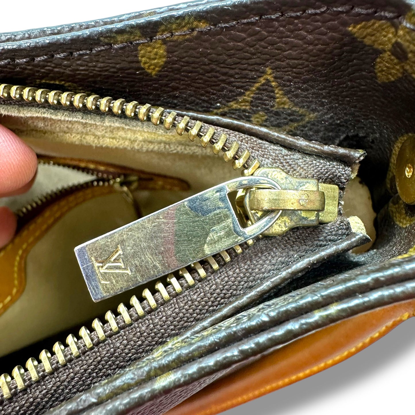 Looping GM Handbag Luxury Designer By Louis Vuitton, Size: Medium