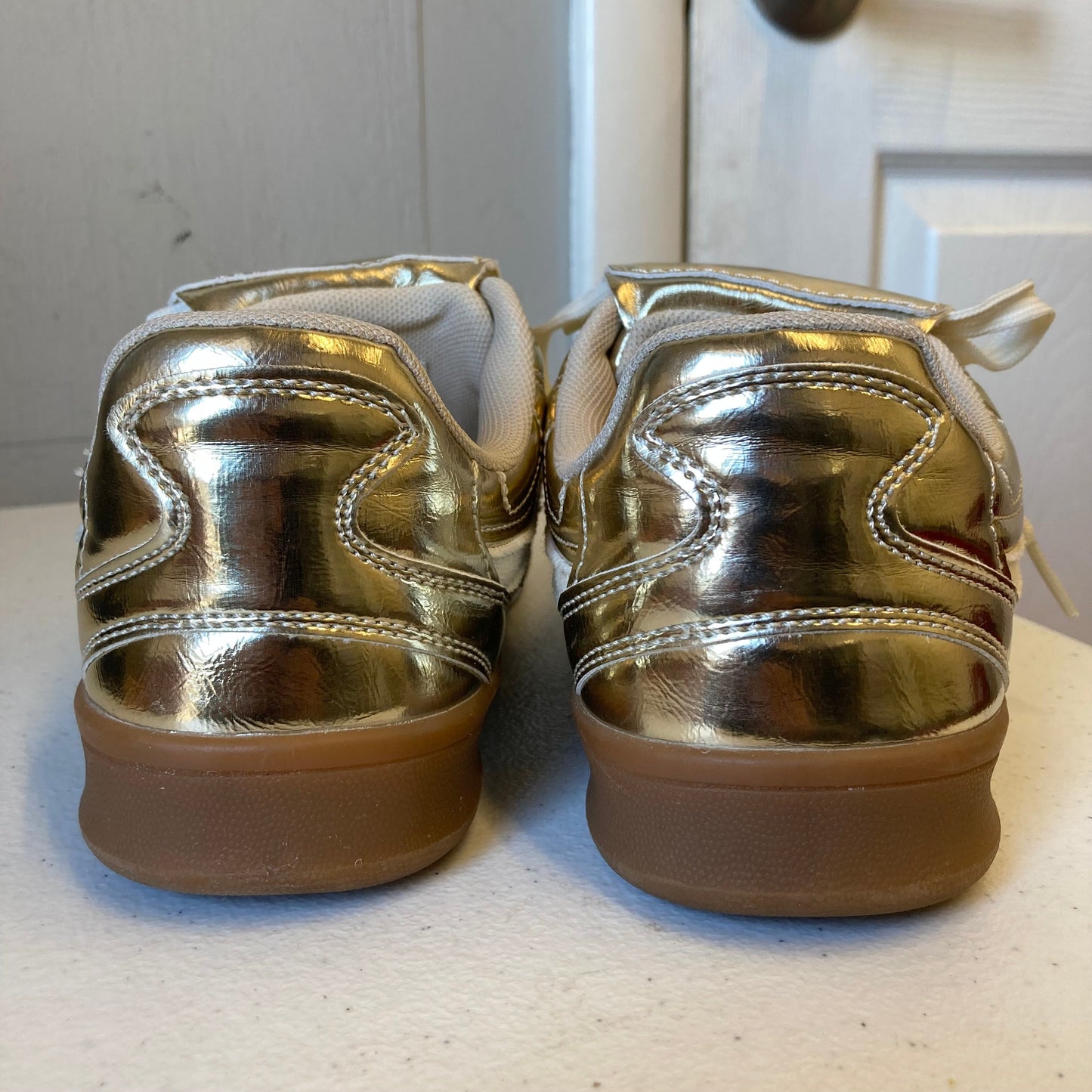 Shoes Sneakers By Cushionaire In Gold, Size:7