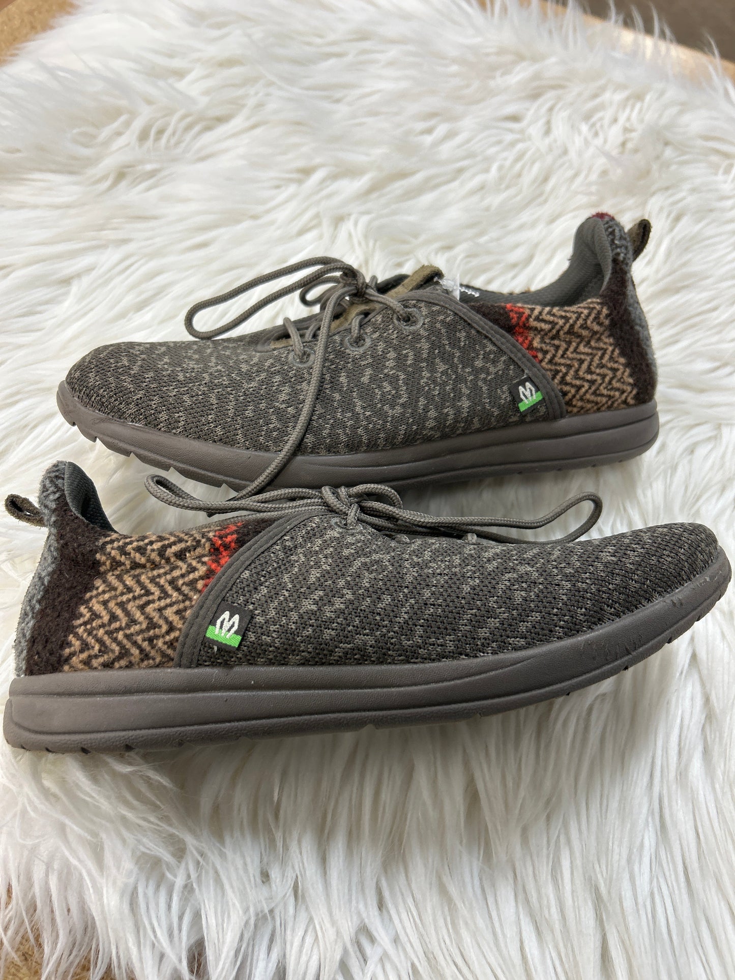 Shoes Sneakers By Minnetonka In Taupe, Size:8