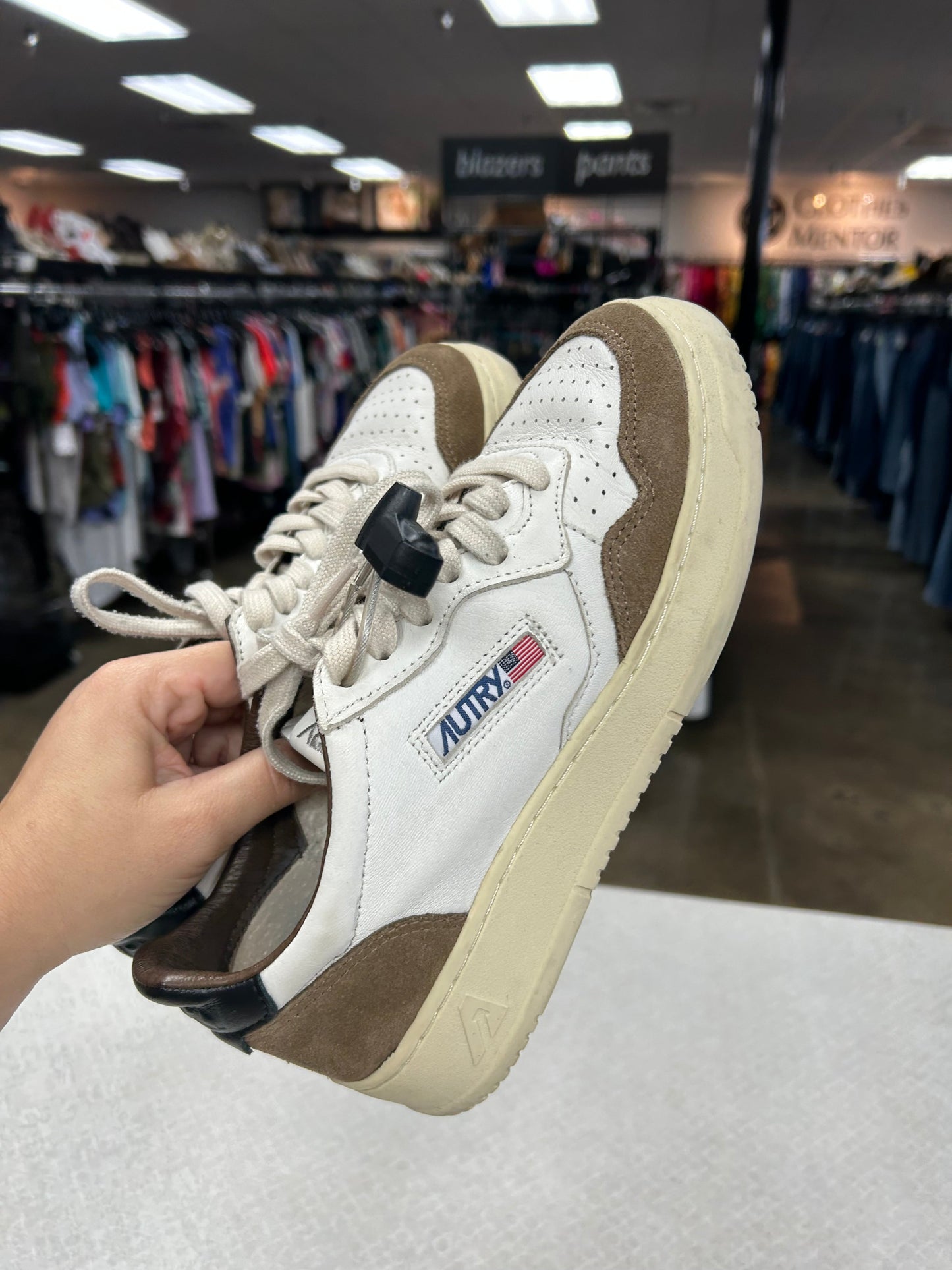 Shoes Sneakers By Clothes Mentor In Brown & White, Size:8