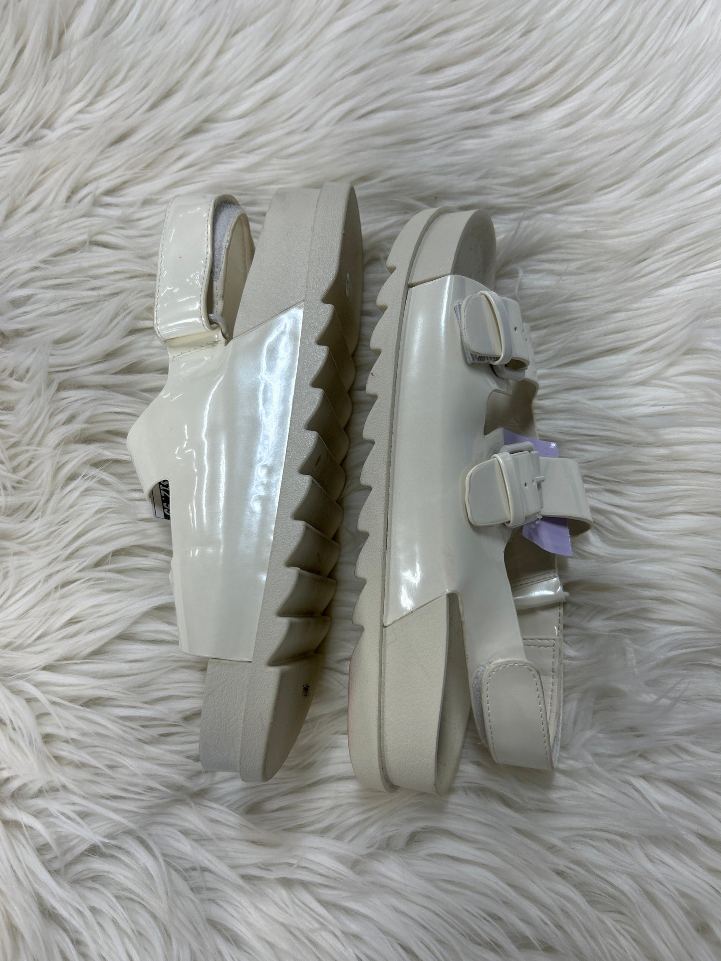 Sandals Flats By Clothes Mentor In Cream, Size:6.5