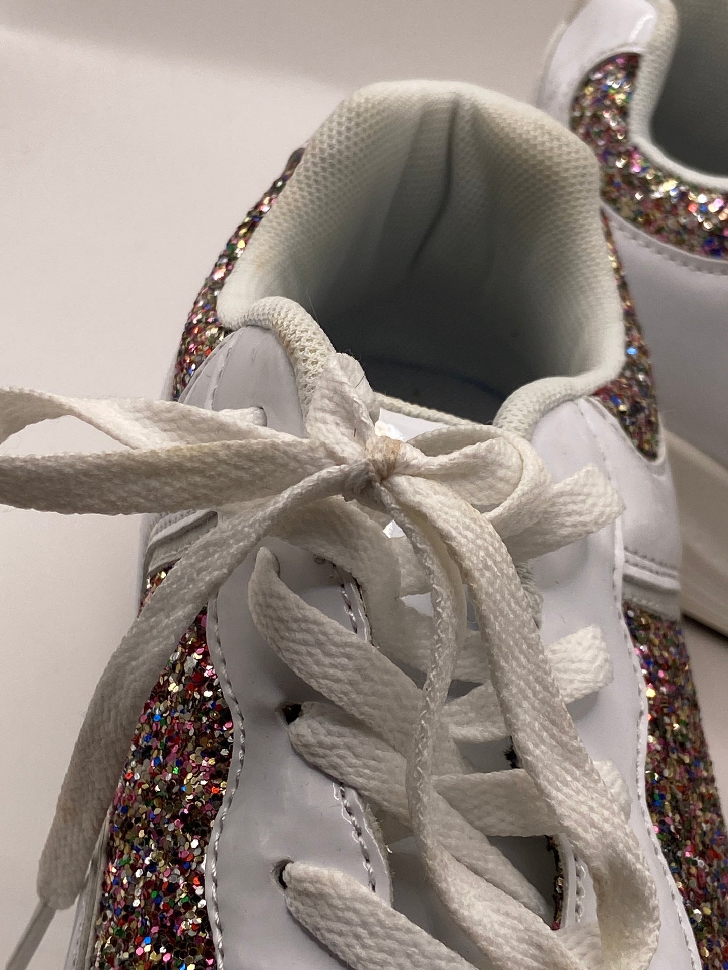 Shoes Sneakers By Clothes Mentor In White, Size: 11