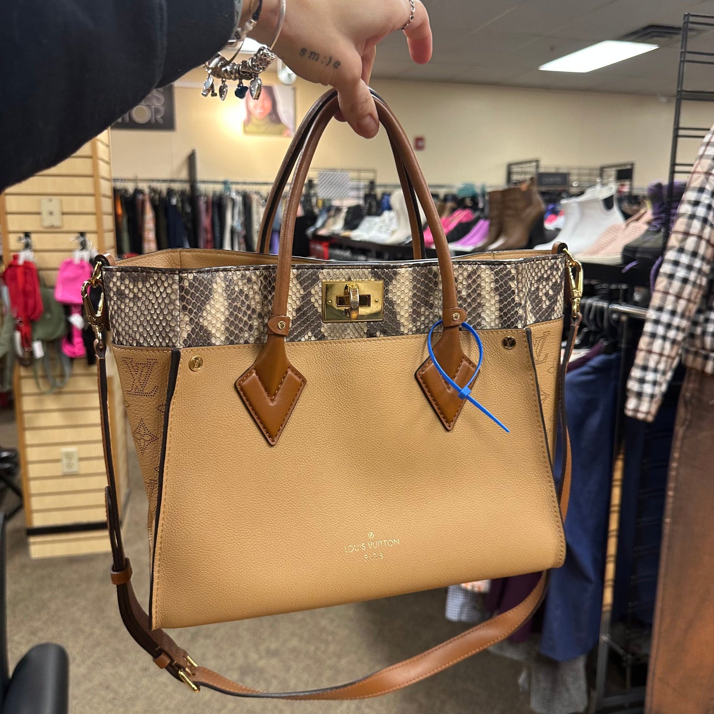 Handbag Luxury Designer By Louis Vuitton, Size: Medium