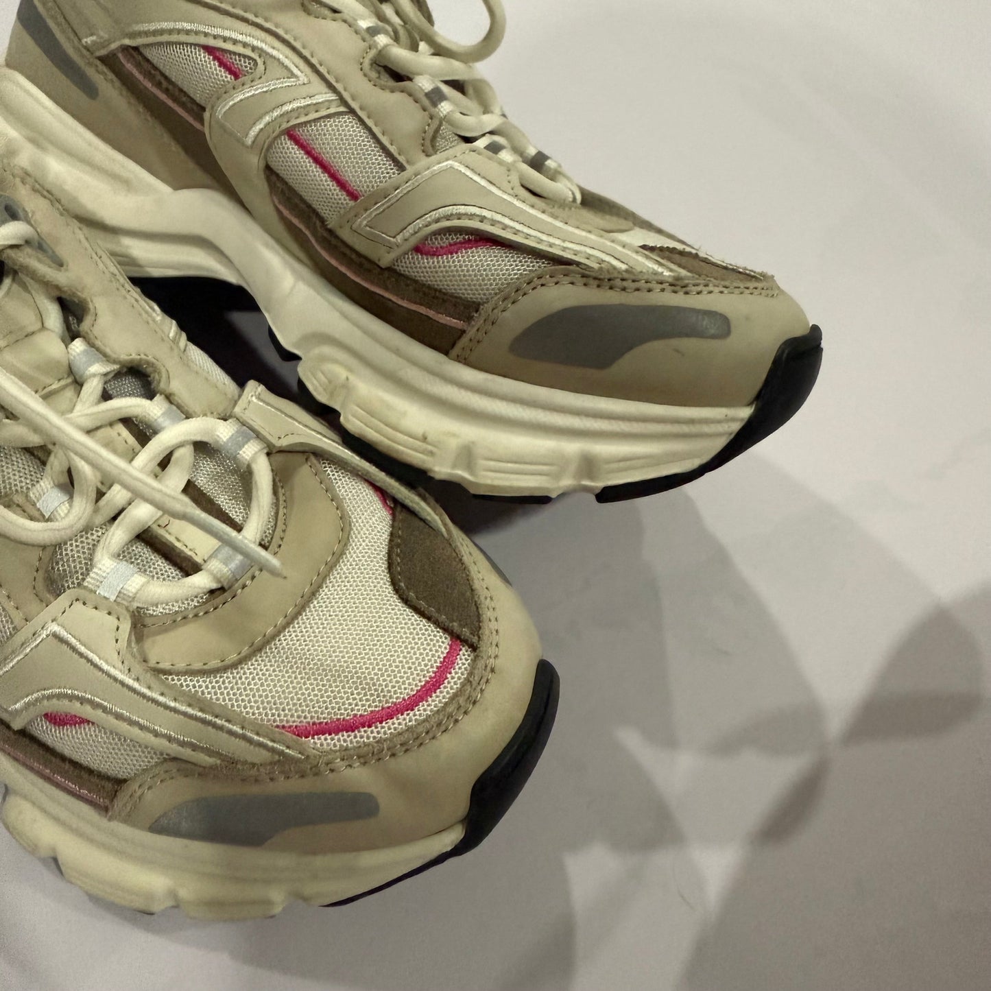 Shoes Sneakers By Clothes Mentor In Cream, Size: 8