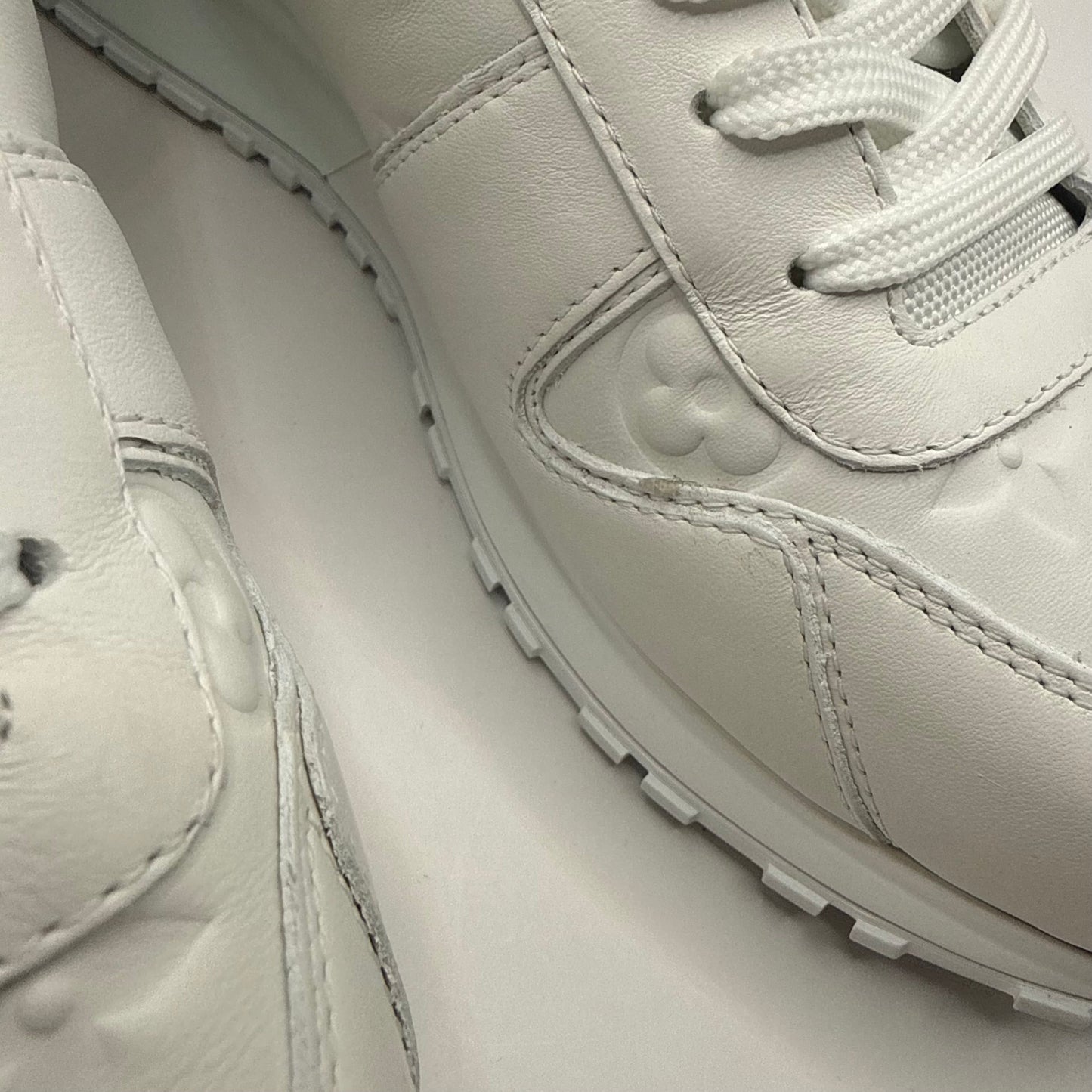 Shoes Luxury Designer By Louis Vuitton In White, Size: 8.5