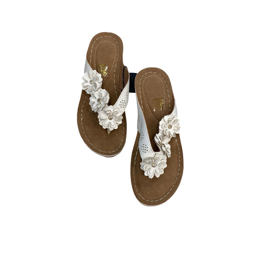 Sandals Heels Wedge By Clothes Mentor In White, Size:5