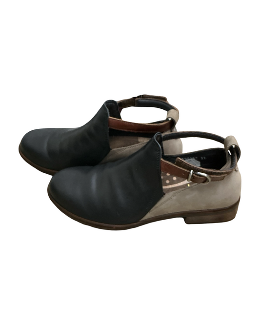 Shoes Flats By Naot In Black & Tan, Size:6.5