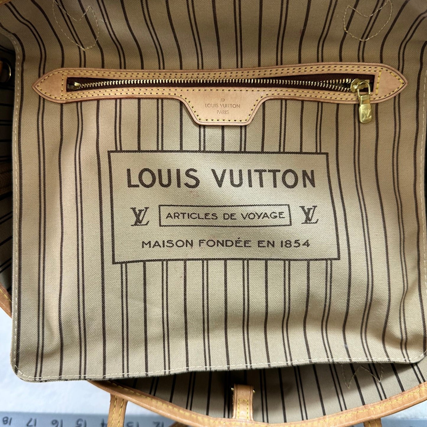 Neverfull MM Handbag Luxury Designer By Louis Vuitton, Size: Medium
