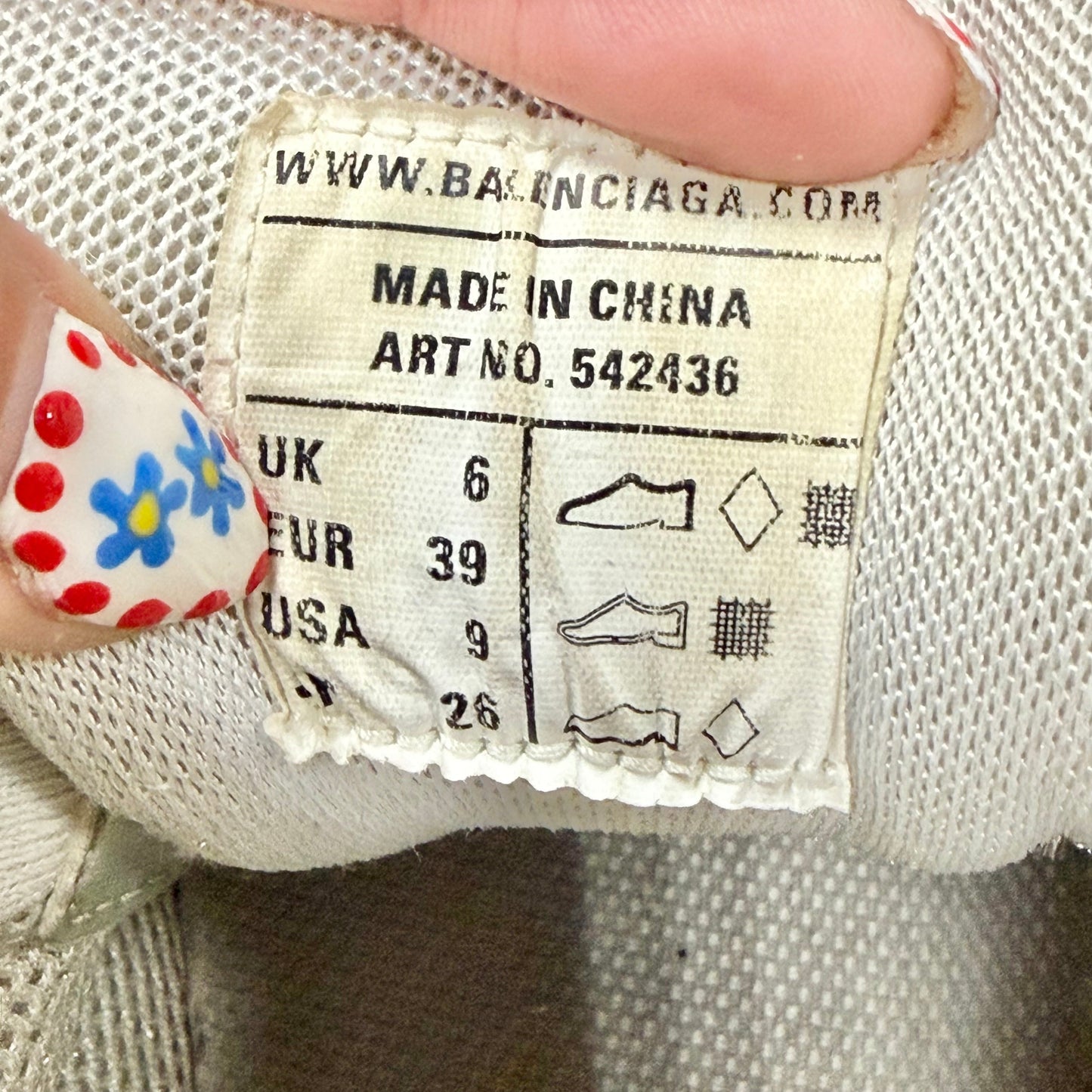 Shoes Luxury Designer By Balenciaga In White, Size: 9