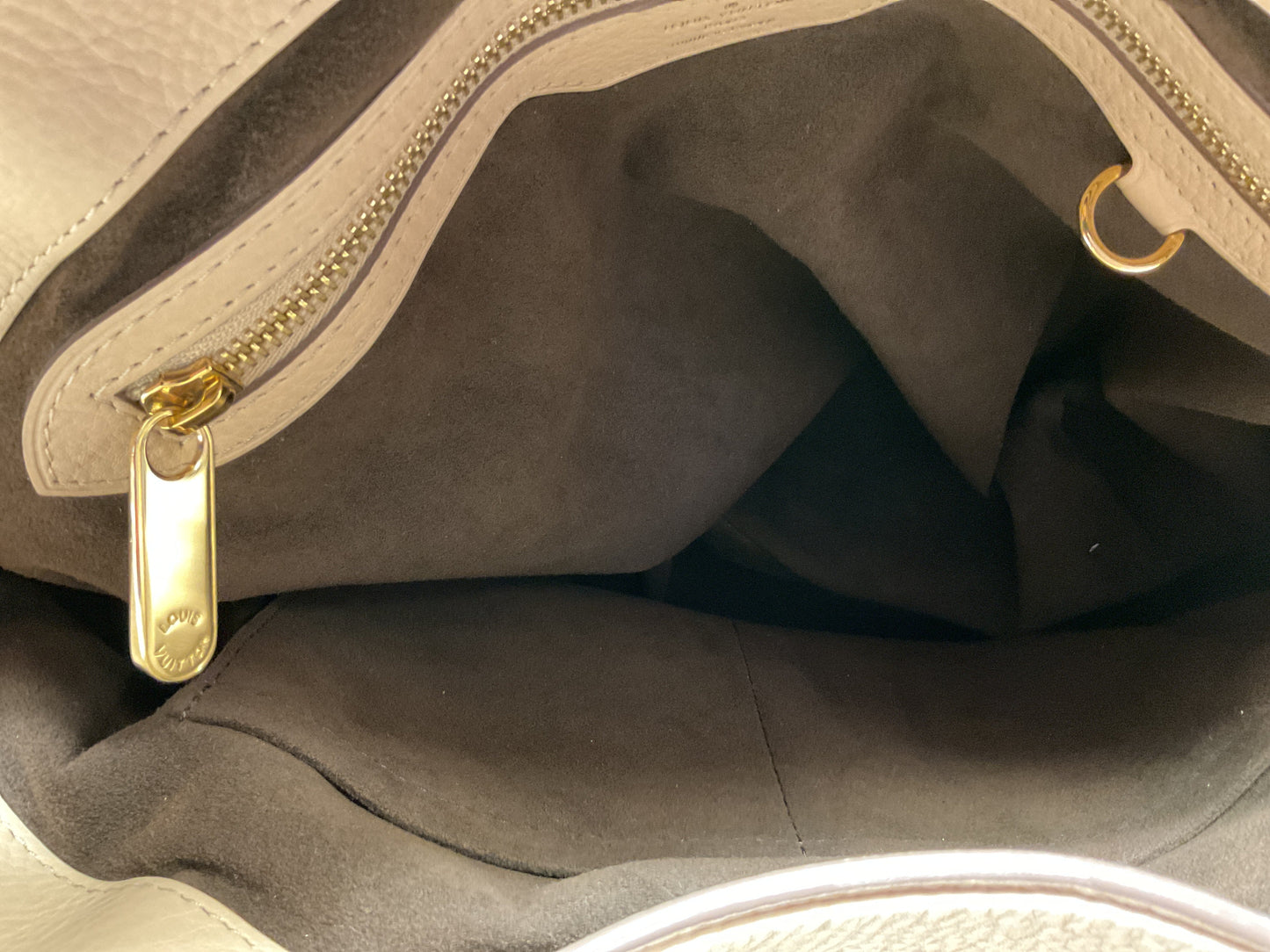 Handbag Luxury Designer By Louis Vuitton In Cream, Size:Medium