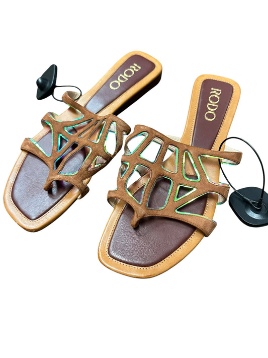 Sandals Flats By Cma In Brown, Size:9.5