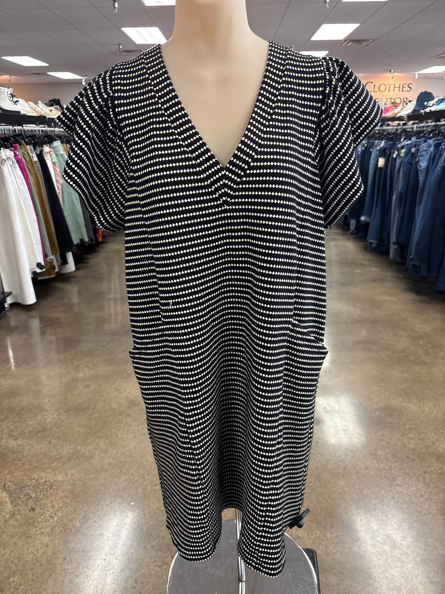 Dress Casual Short By Entro In Black & White, Size:M