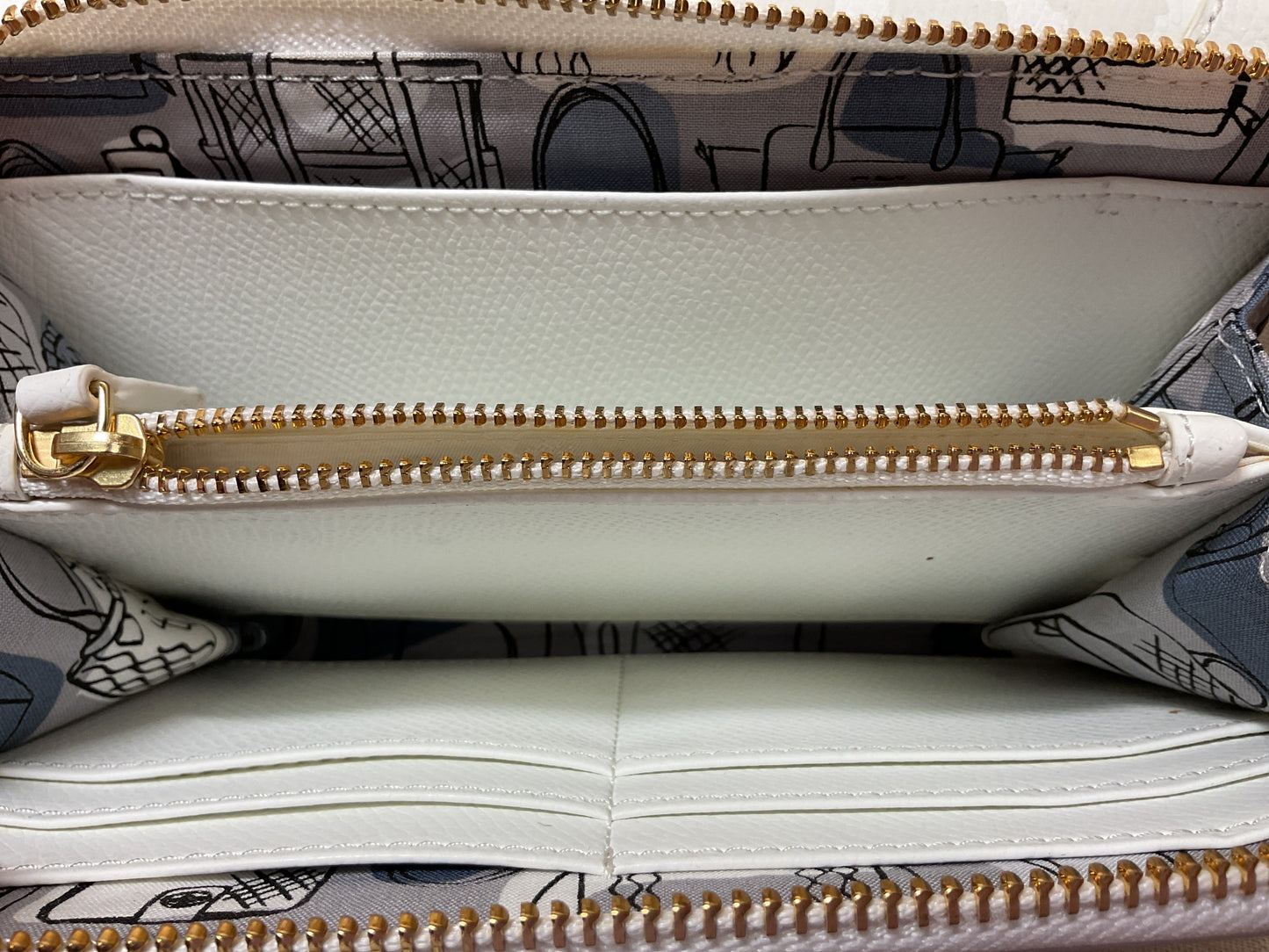 Wristlet By Vera Bradley In White, Size:Large