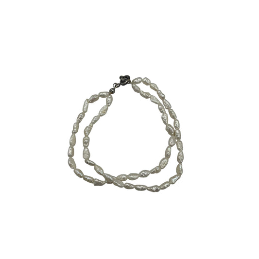 Bracelet Beaded By Clothes Mentor In White