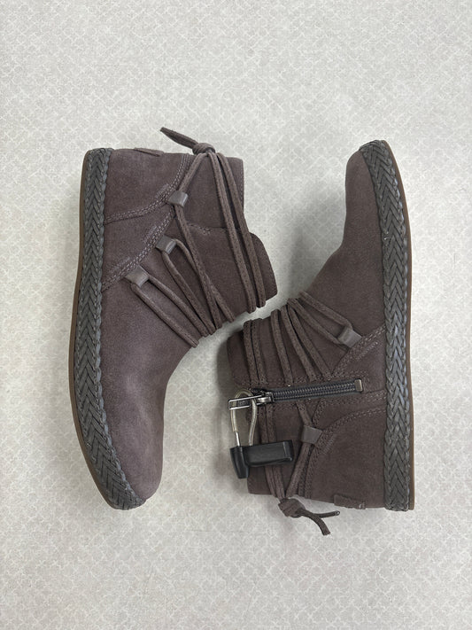 BOOTS DESIGNER by UGG In GREY, Size: 6