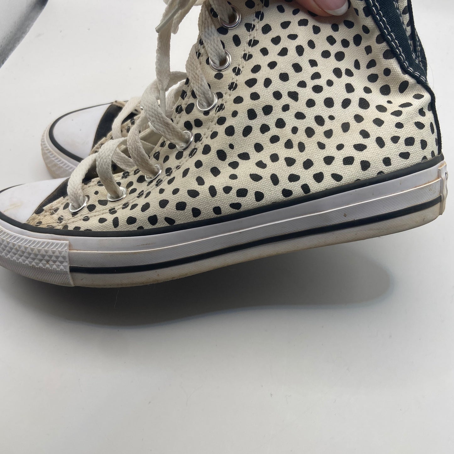 Shoes Sneakers By Converse In Cream, Size: 7