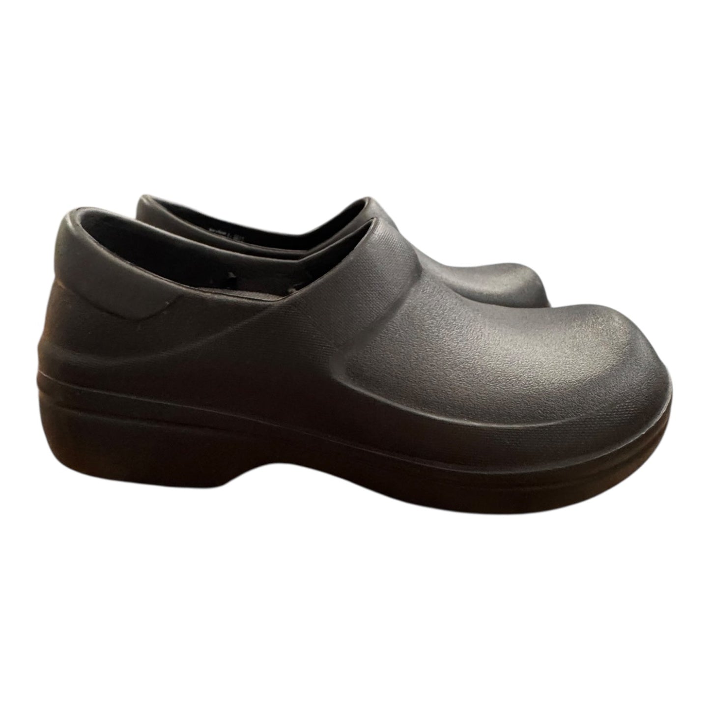Shoes Flats By Crocs In Black, Size: