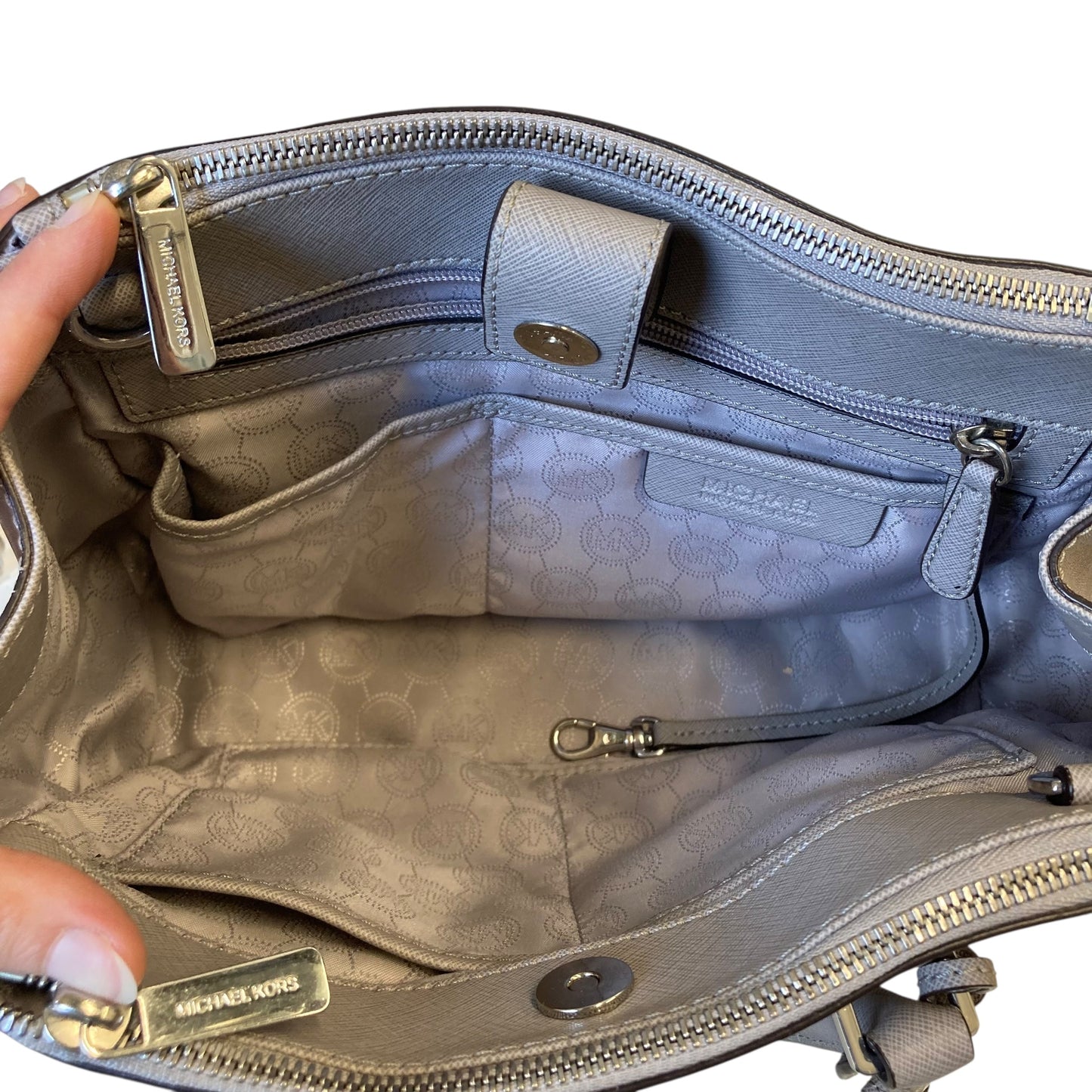 Handbag Designer By Michael Kors In Grey, Size:Medium