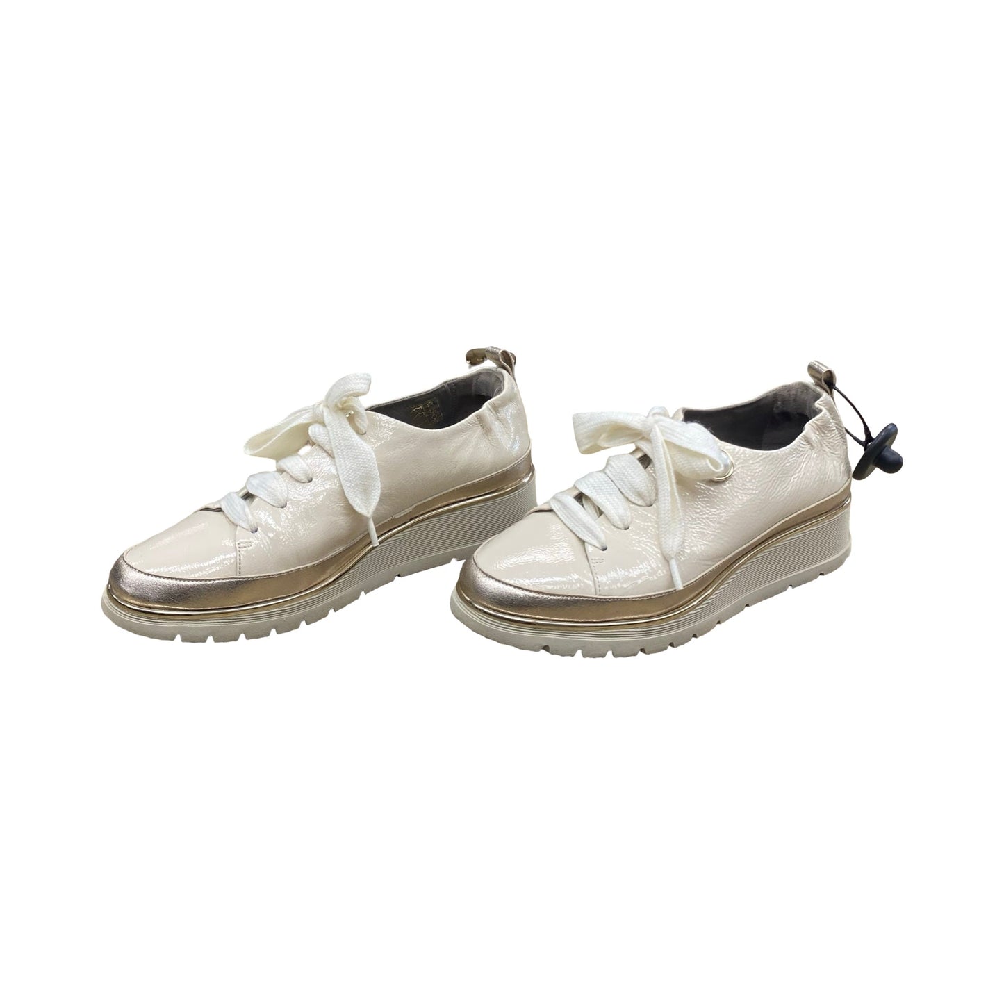 Shoes Sneakers By Vaneli In Cream, Size:9