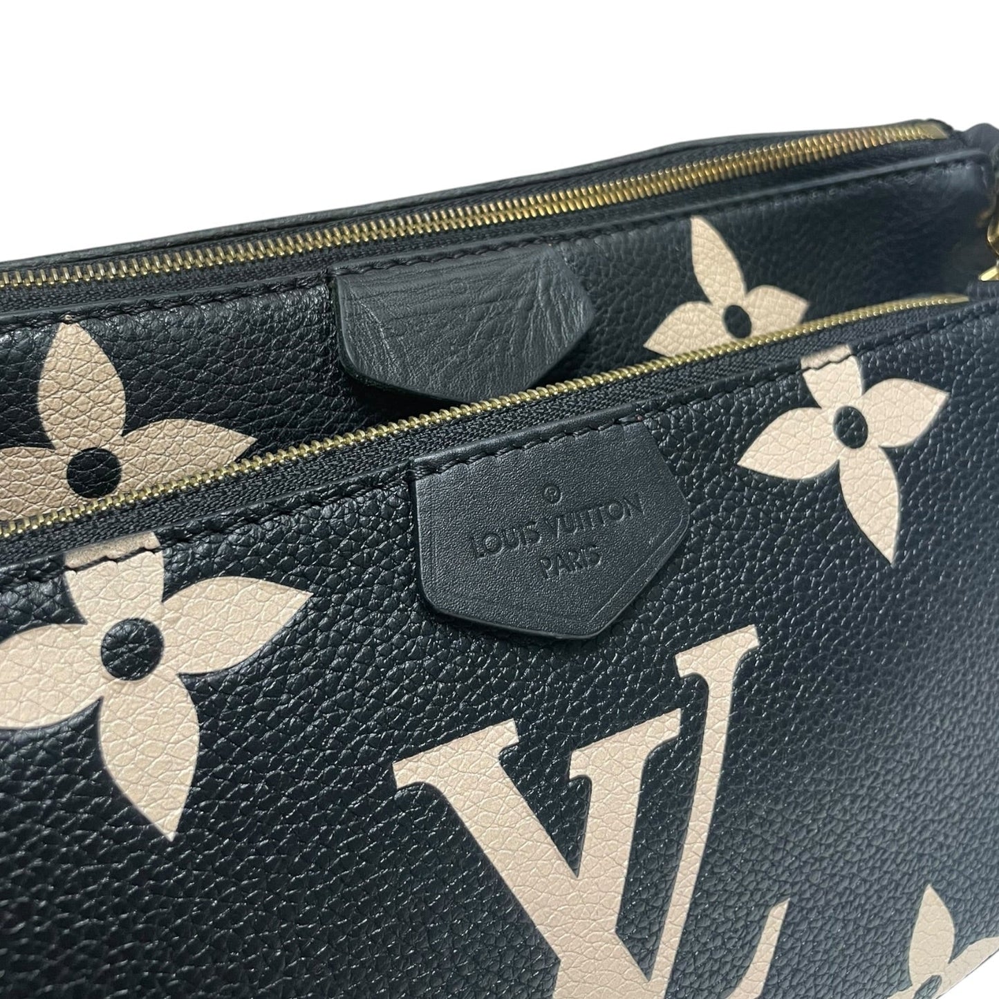 Crossbody Luxury Designer By Louis Vuitton, Size: Medium